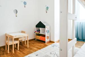 pokój dziecięcy ze stołem i małym biurkiem w obiekcie Family Suite w mieście Mörbisch am See