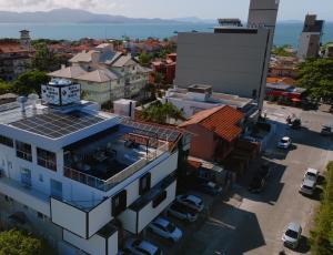 Una vista aérea de una ciudad con un edificio. en Bossa Jurerê Hotel, en Florianópolis