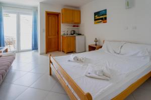 a bedroom with a bed with two towels on it at Villa Katharina in Utjeha