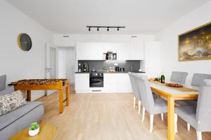 een keuken en een woonkamer met een tafel en stoelen bij Stylish Flat by the Metro in Praag
