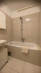 een badkamer met een bad en een wastafel bij Apartment Lela in Pula