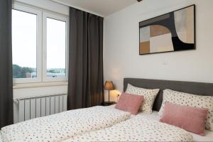 Ένα ή περισσότερα κρεβάτια σε δωμάτιο στο City Center Suite with Private Garage