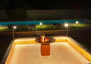 un foyer au milieu d'une rue la nuit dans l'établissement Gîte du Soleil dans la Ruelle - La Grouas, à Étival-lès-Le Mans