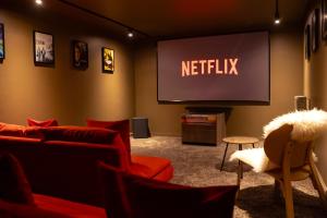 un salon avec une télévision et un canapé dans l'établissement Gîte du Soleil dans la Ruelle - La Grouas, à Étival-lès-Le Mans