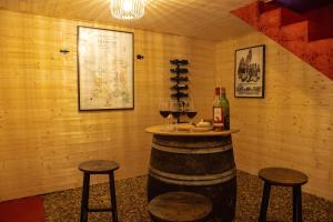 - un bar avec deux verres à vin et deux tabourets dans l'établissement Gîte du Soleil dans la Ruelle - La Grouas, à Étival-lès-Le Mans 64 autres photos