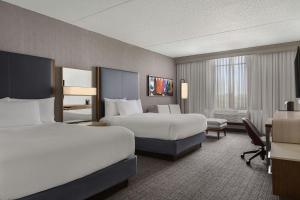 Giường trong phòng chung tại Courtyard Louisville Airport +37 ảnh