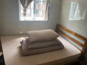 A bed or beds in a room at 香港柏林商务宾馆