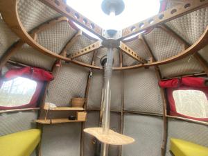 HerrängTrädbollen的带天花板的火车房间内部景观