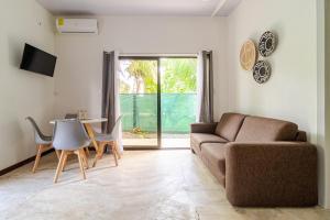 a living room with a couch and a table at Casa Yute in Talamanca