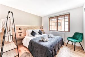 Ένα ή περισσότερα κρεβάτια σε δωμάτιο στο Appartement de Luxe avec Jacuzzi, Vue Montagne et Jardin