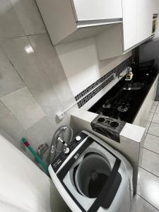 a kitchen with a washing machine in a kitchen at AP 100m do mar mesma rua do Quiosque VavaZão in Capão da Canoa