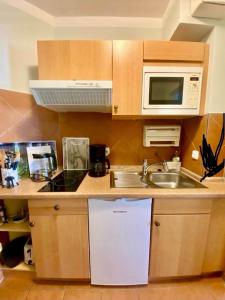 Kuchyň nebo kuchyňský kout v ubytování FeWo SaMa, Balkon zum Plöner See