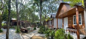 une maison au milieu d'une cour arborée dans l'établissement MangoBungalow, à Hue 17 autres photos