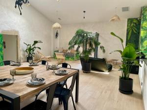 a living room with a table and some plants at Le 270 Jungle in Grane