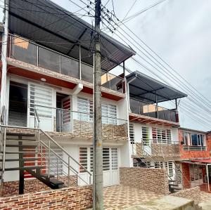 um prédio com uma escada na frente em Apartamento Piso 1 Casa 6 Hotel Atlantis em Líbano