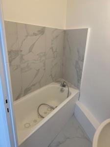 Ένα μπάνιο στο Le manoir du chateau Gaillard +74 φωτογραφίες