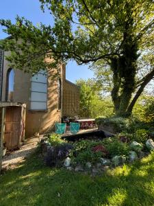 Un jardín fuera de La Chapelle de verre, un lieu unique au monde