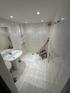 Ένα μπάνιο στο Le manoir du chateau Gaillard