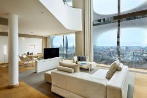 TV a/nebo společenská místnost v ubytování The Westin Hamburg Elbphilharmonie