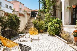 シントラにあるCasa Nª Srª das Graçasの階段前の椅子