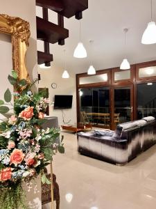 a large living room with a bed and flowers at Casa Maricarmen villa in Tacoronte
