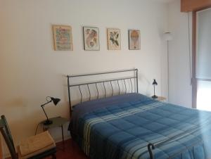 A bed or beds in a room at Casa Sud vicino a fiera e Pordenone centro