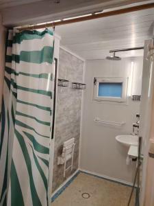un baño con ducha y lavabo en Au coeur des vignes, en Le Castellet