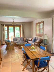 un soggiorno con un tavolo e un divano di Ocean Loft - Surf & Serenity Retreat a Los Destiladeros