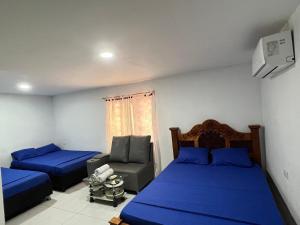 库库塔Hotel 7的带两张床和一张沙发的卧室