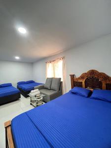 库库塔Hotel 7的带两张床和一张沙发的卧室