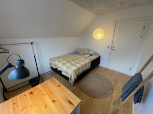 En eller flere senge i et værelse på Room 19 - Hawkraft kulturhotel