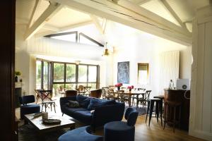 un salon avec un canapé bleu et une table dans l'établissement Villa avec piscine chauffée et magnifique vue mer, à Royan 36 autres photos