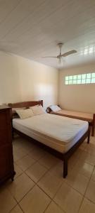 a large bed in a bedroom with a ceiling at Encantadora Chácara com Piscina em Itanhaém in Itanhaém