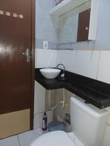 バヘイリーニャスにあるCasa em Barreirinhas em frente ao Rio Preguiçasの洗面台、トイレ、鏡のあるバスルーム