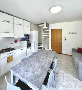 Kuchyň nebo kuchyňský kout v ubytování CROSINA HOLIDAY - Casa Lucia