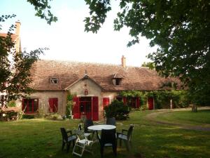 MorlacChambre d'hôte La Berthoderie的大楼前的桌椅