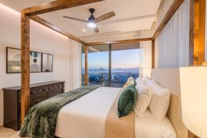 El PueblitoにあるMajestic 3 BR Penthouse Private Rooftop and Jacuzziのベッドと大きな窓のある寝室
