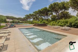Bazén v ubytování HOTIDAY Lodge Orbetello nebo v jeho okolí