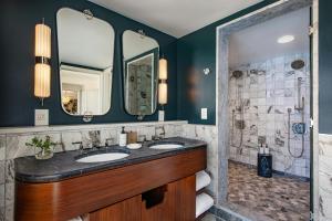Um banheiro em Perry Lane Hotel, a Luxury Collection Hotel, Savannah