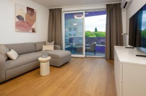 Χώρος καθιστικού στο City Center Suite with Private Garage