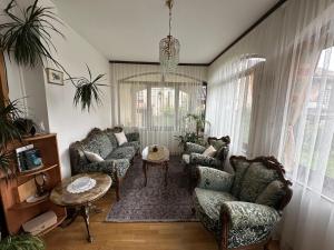 ein Wohnzimmer mit Sofas und einem Tisch in der Unterkunft City Center Home in Sarajevo