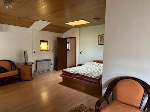 ein Schlafzimmer mit einem Bett und einem Fernseher in der Unterkunft City Center Home in Sarajevo