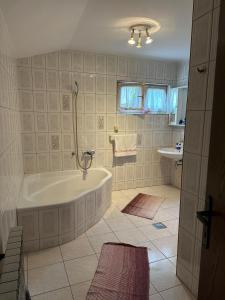 ein Badezimmer mit Badewanne und Waschbecken in der Unterkunft City Center Home in Sarajevo + 26 Fotos