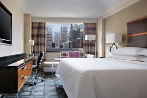 Postel nebo postele na pokoji v ubytování Sheraton New York Times Square Hotel