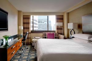Postel nebo postele na pokoji v ubytování Sheraton New York Times Square Hotel