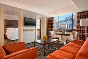 TV a/nebo společenská místnost v ubytování Sheraton New York Times Square Hotel