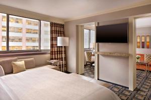 Postel nebo postele na pokoji v ubytování Sheraton New York Times Square Hotel