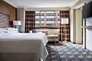 Postel nebo postele na pokoji v ubytování Sheraton New York Times Square Hotel