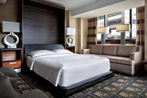 Postel nebo postele na pokoji v ubytování Sheraton New York Times Square Hotel