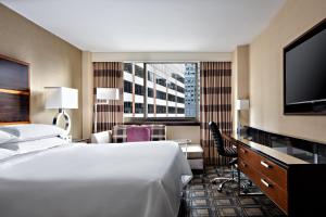 Postel nebo postele na pokoji v ubytování Sheraton New York Times Square Hotel